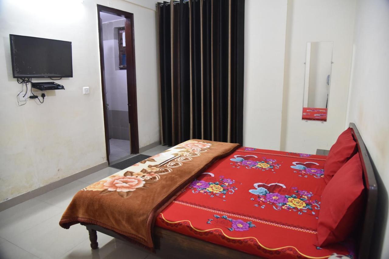 Hôtel Gopi Dham à Haridwār Extérieur photo