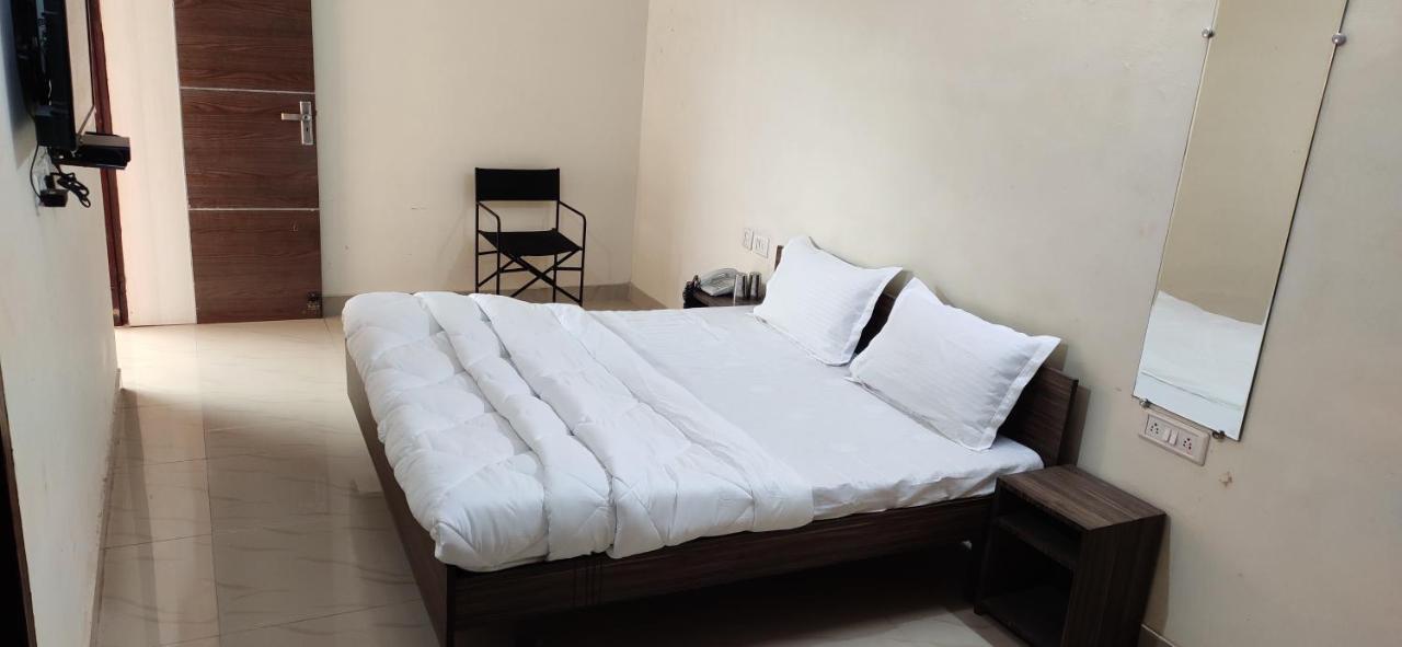 Hôtel Gopi Dham à Haridwār Extérieur photo